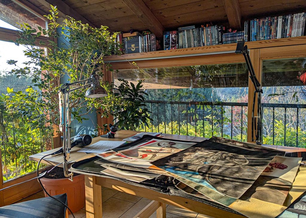 Studio dell'illustratore Marco Furlotti con tavole per "La ricerca onirica dello sconosciuto Kadath" di H.P. Lovecraft. Foto di Nerd in Spalla.