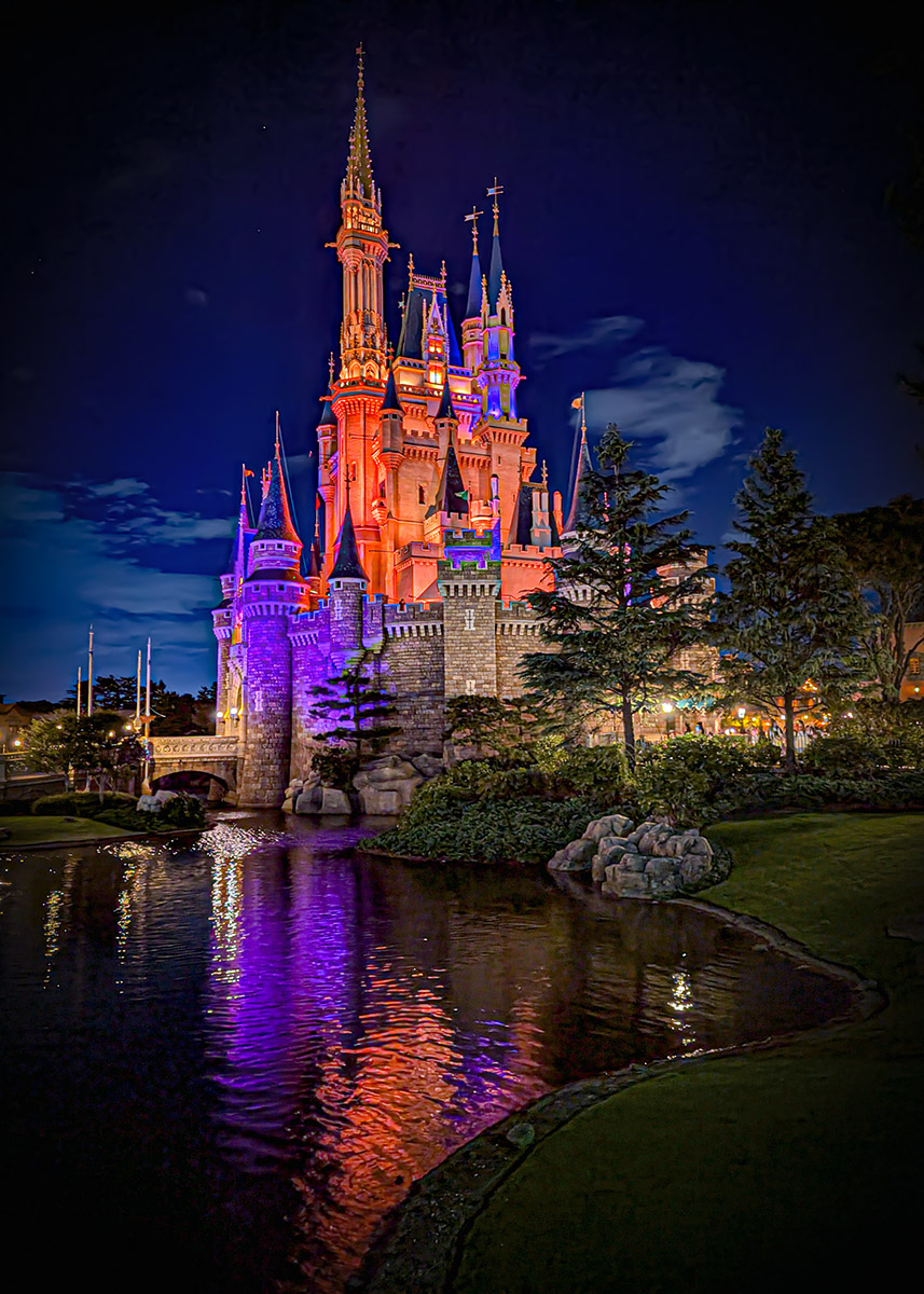 Il castello di Cenerentola di notte a Disneyland Tokyo. Foto su blog di viaggi "Nerd in Spalla: viaggiatori poco seri"