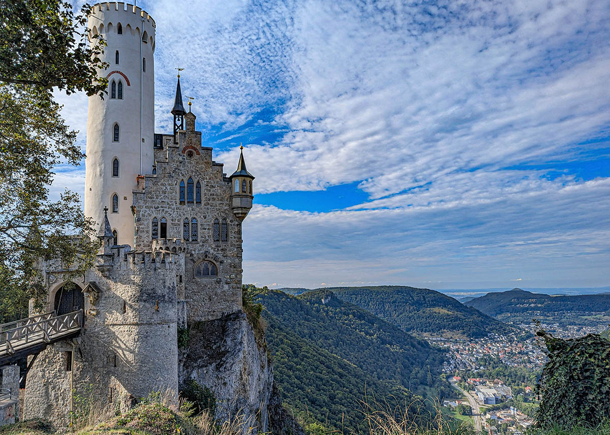 Panorama del castello di Lichtenstein, un 'castello delle favole' in Germania. Foto sul blog di viaggi "Nerd in Spalla: viaggiatori poco seri".