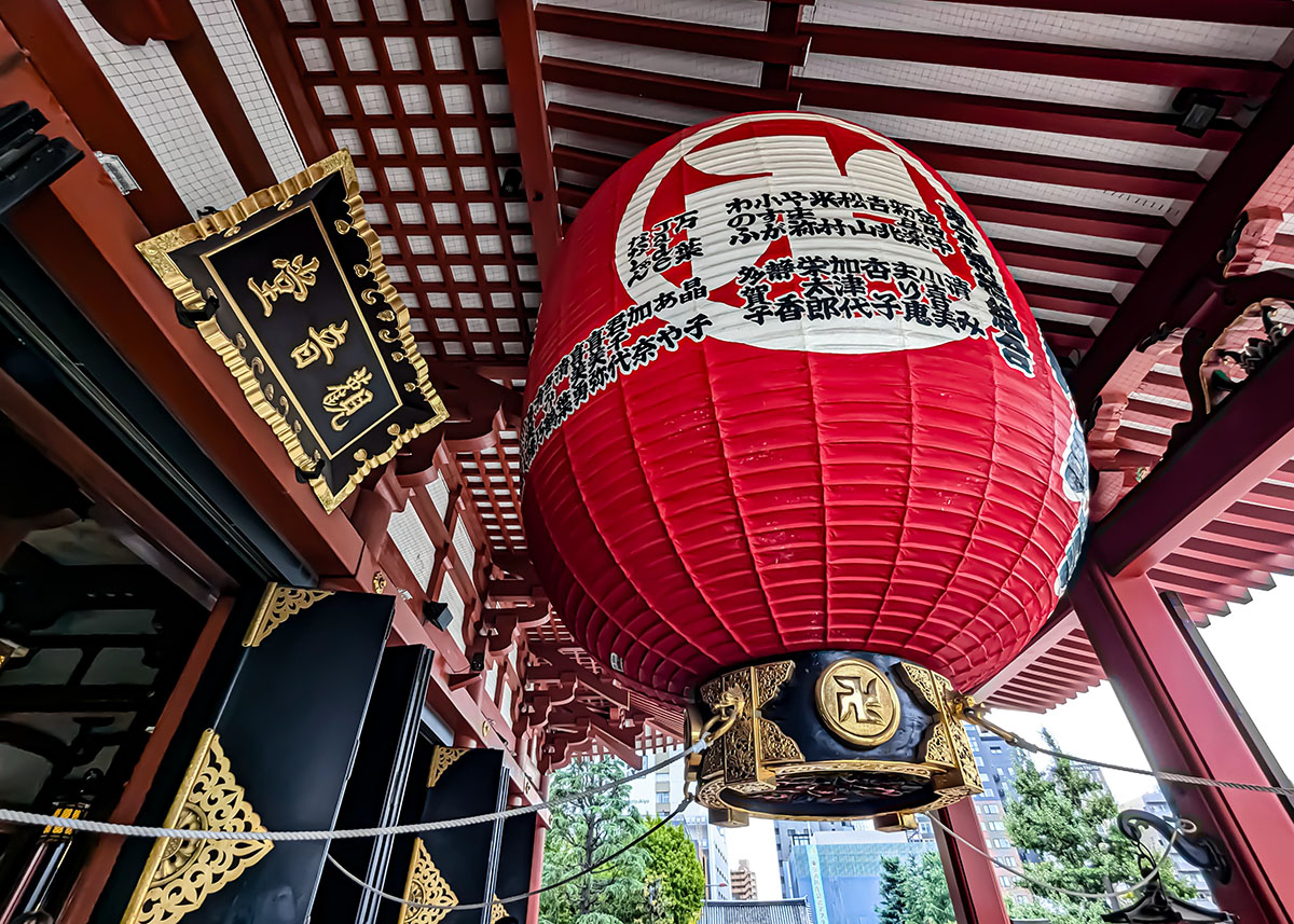 Lanterna all'ingresso del tempio Senso-ji a Tokyo. Foto sul blog di viaggi "Nerd in Spalla: viaggiatori poco seri"