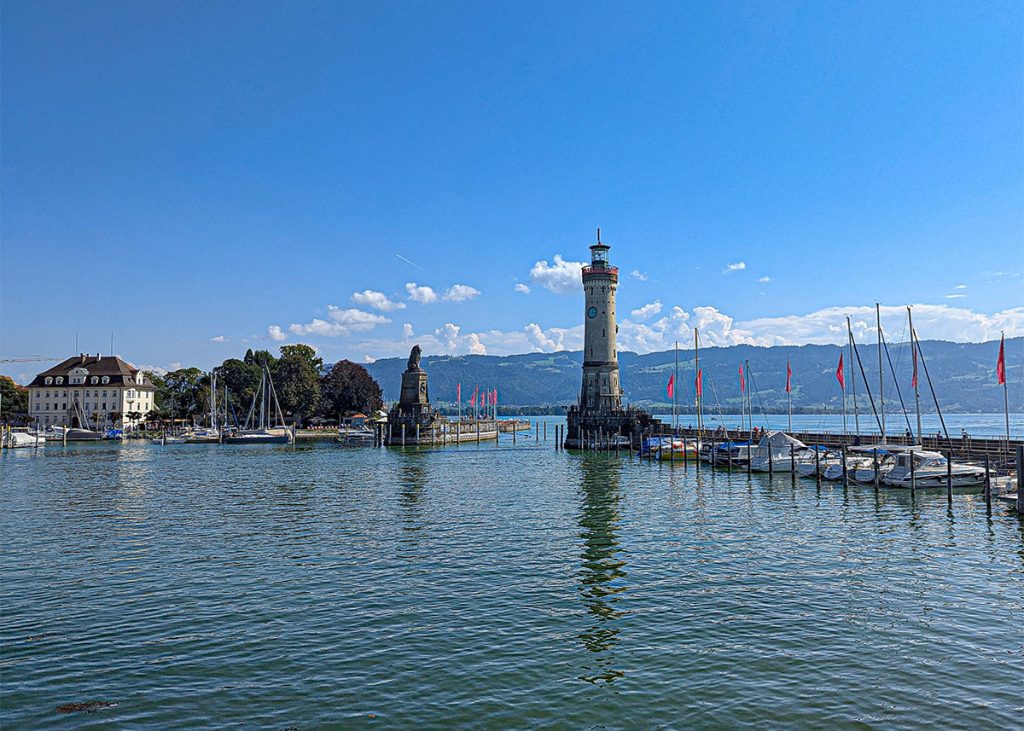Faro e leone nel porto di Lindau in Germania. Foto sul blog di viaggi "Nerd in Spalla: viaggiatori poco seri"