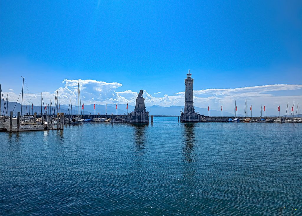 Ingresso del porto con faro e leone a Lindau in Germania. Foto sul blog di viaggi "Nerd in Spalla: viaggiatori poco seri"