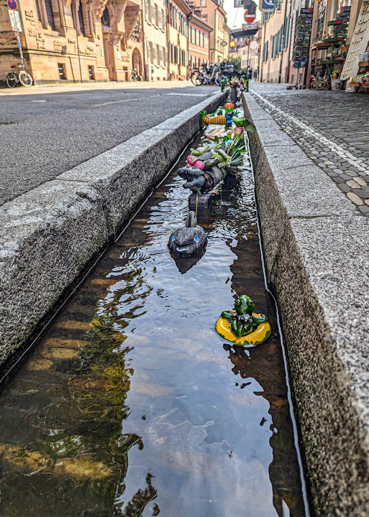 Una canaletto a Friburgo in Brisgovia (Germania). Foto su "Nerd in Spalla: viaggiatori poco seri".