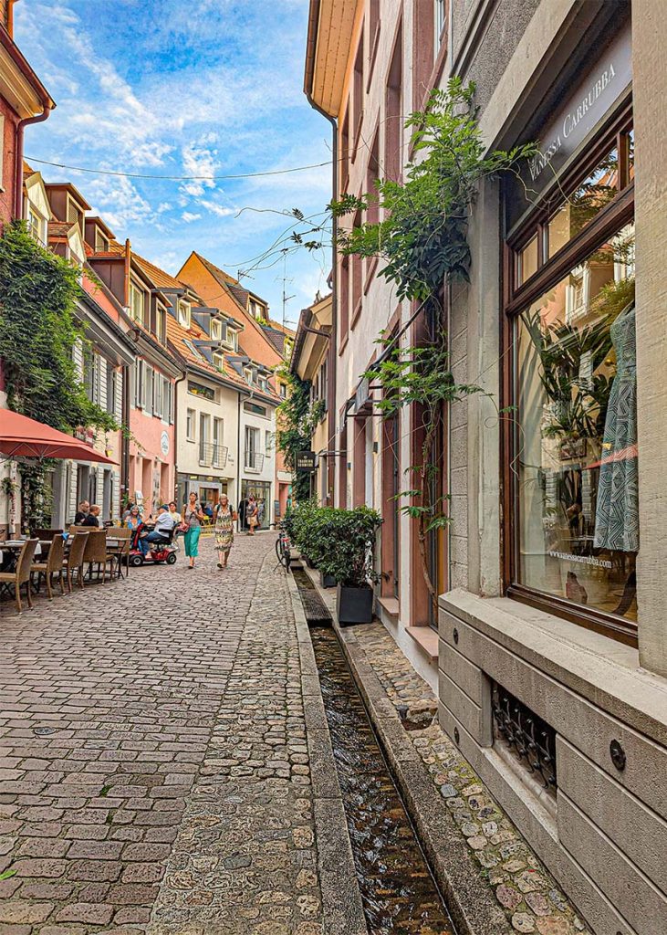 Un canaletto a Friburgo in Brisgovia (Germania). Foto su "Nerd in Spalla: viaggiatori poco seri".
