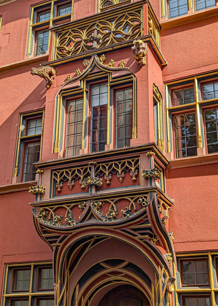 Decorazione sulla Casa della Balena di Friburgo in Brisgovia (Germania). Foto su "Nerd in Spalla: viaggiatori poco seri".