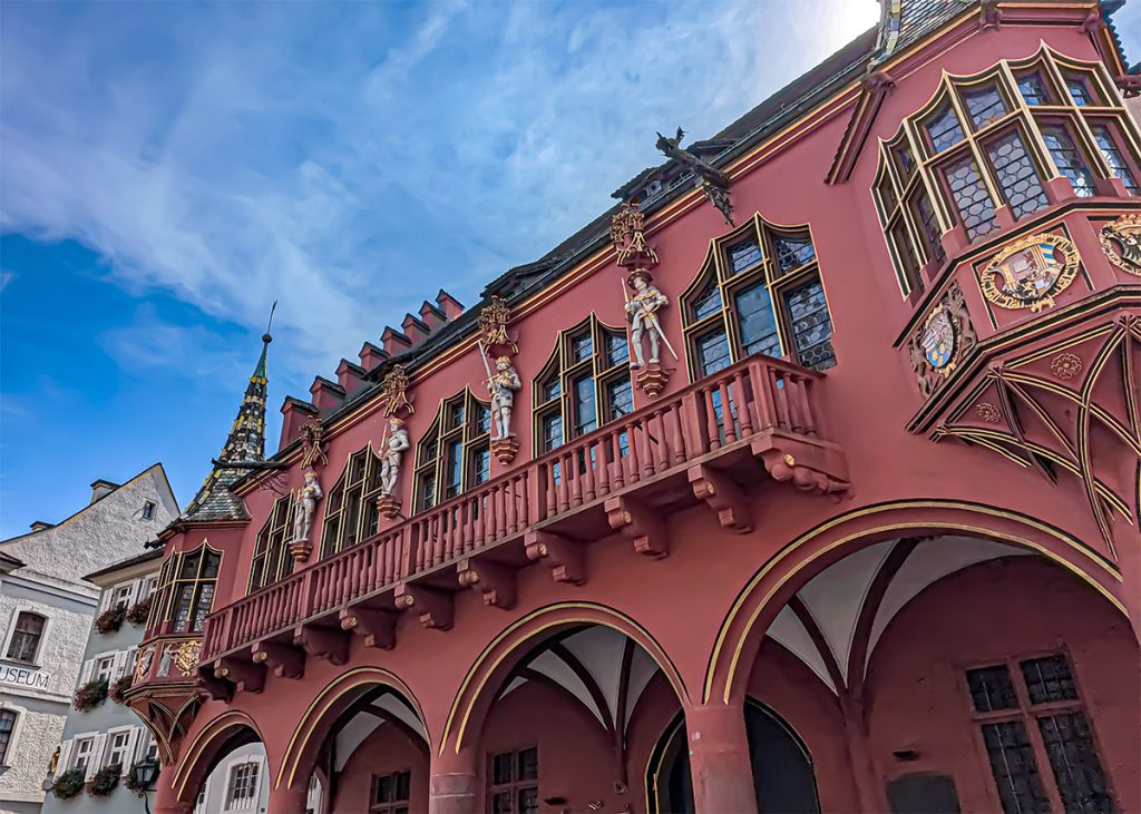 Casa del commercio di Friburgo in Brisgovia (Germania). Foto su "Nerd in Spalla: viaggiatori poco seri".