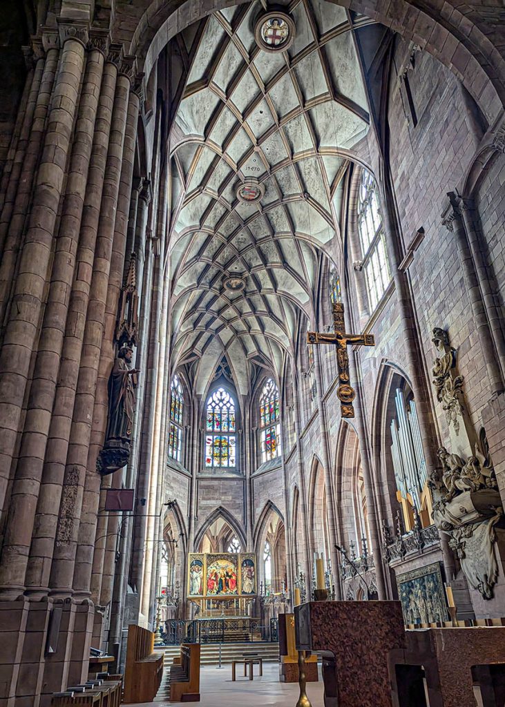 Croce nella navata della cattedrale di Friburgo in Brisgovia (Germania). Foto su "Nerd in Spalla: viaggiatori poco seri".