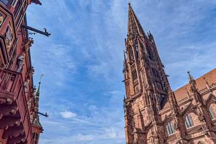 Dogana e cattedrale a Friburgo in Brisgovia (Germania). Foto su "Nerd in Spalla: viaggiatori poco seri".