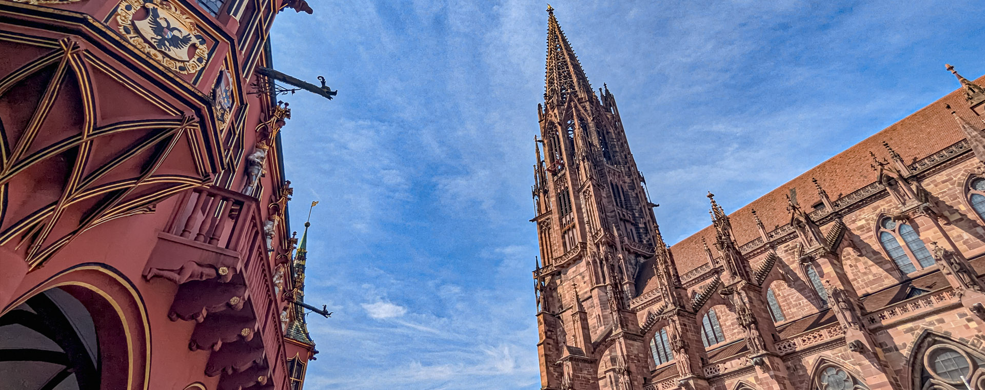 Dogana e cattedrale a Friburgo in Brisgovia (Germania). Foto su "Nerd in Spalla: viaggiatori poco seri".
