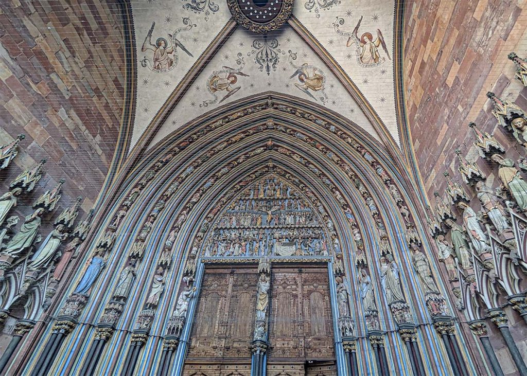 Portale della cattedrale di Friburgo in Brisgovia (Germania). Foto su "Nerd in Spalla: viaggiatori poco seri".