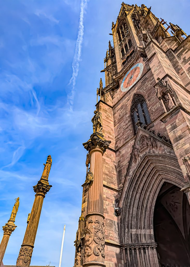 I Santi patroni davanti alla cattedrale di Friburgo in Brisgovia (Germania). Foto su "Nerd in Spalla: viaggiatori poco seri".