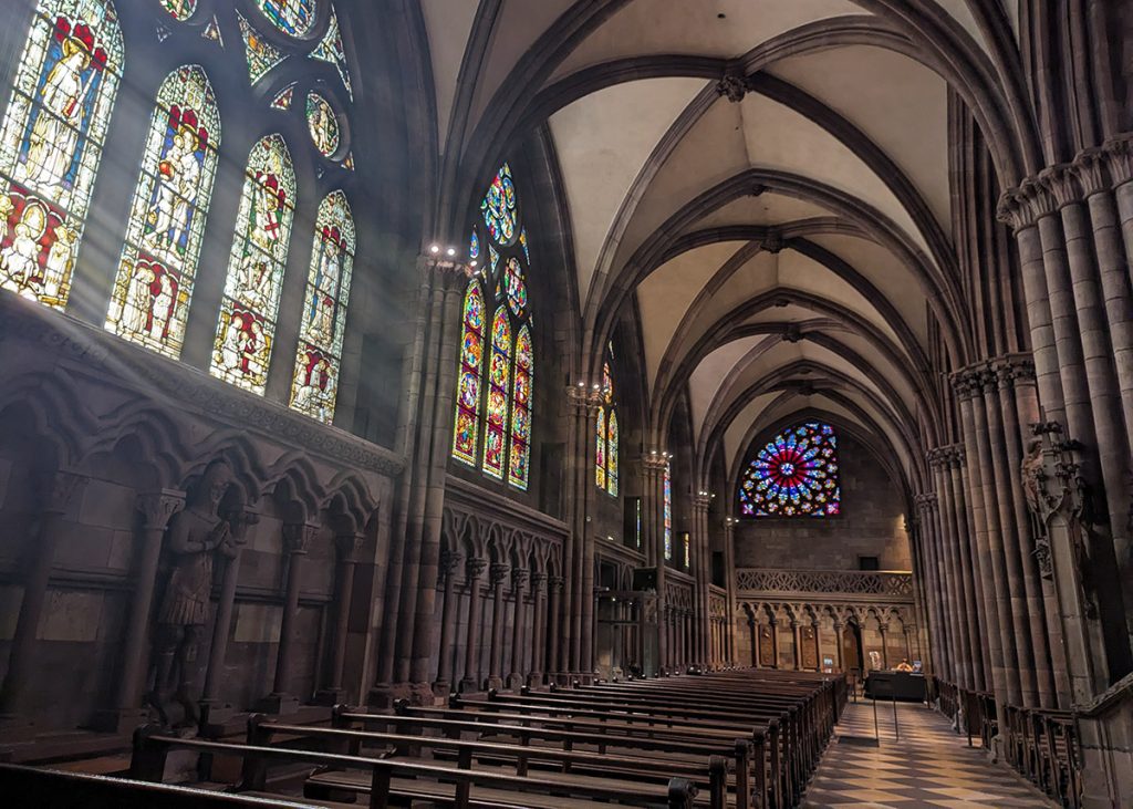 Vetrate nella cattedrale di Friburgo in Brisgovia (Germania). Foto su "Nerd in Spalla: viaggiatori poco seri".