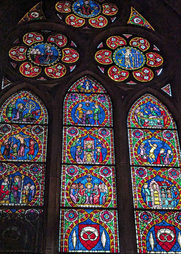 Vetrate dei panettieri nella cattedrale di Friburgo in Brisgovia (Germania). Foto su "Nerd in Spalla: viaggiatori poco seri".