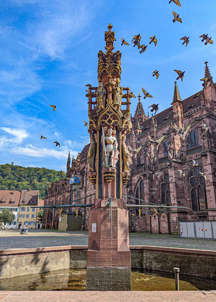 Fontana dei pesci a Friburgo in Brisgovia (Germania). Foto su "Nerd in Spalla: viaggiatori poco seri".
