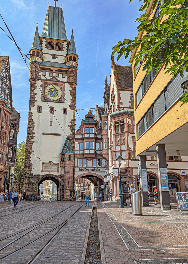 Canaletto davanti alla Martinstor di Friburgo in Brisgovia (Germania). Foto su "Nerd in Spalla: viaggiatori poco seri".