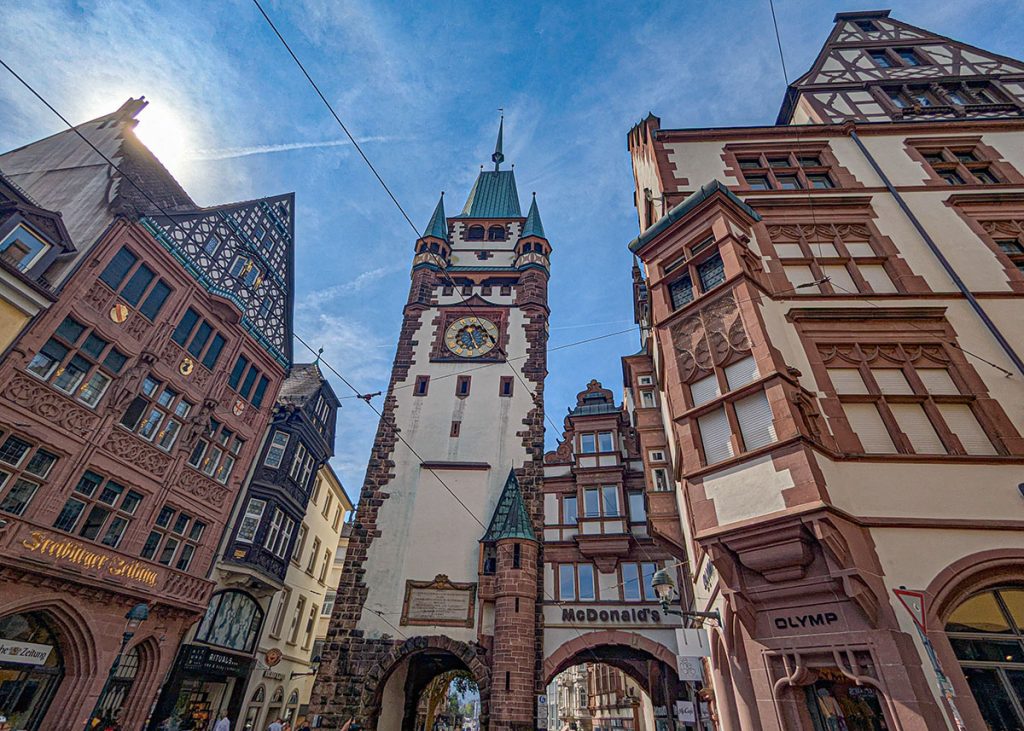Martinstor a Friburgo in Brisgovia (Germania). Foto su "Nerd in Spalla: viaggiatori poco seri".