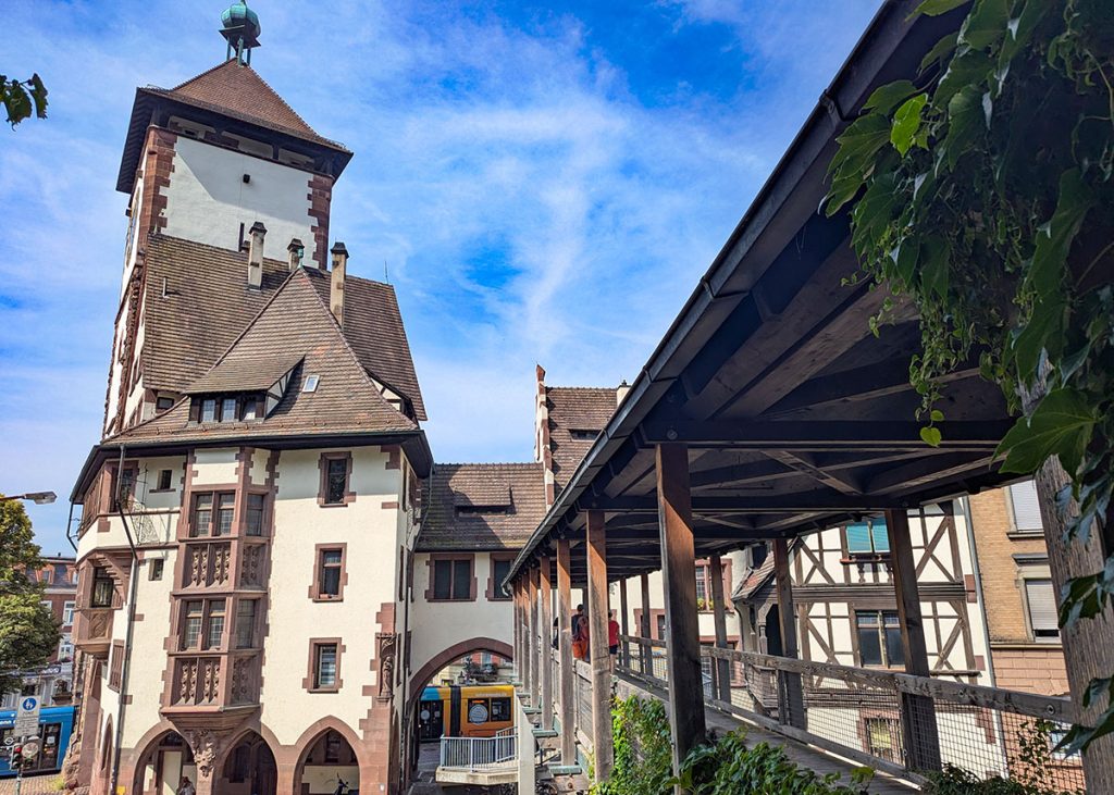 Schwabentor a Friburgo in Brisgovia (Germania). Foto su "Nerd in Spalla: viaggiatori poco seri".