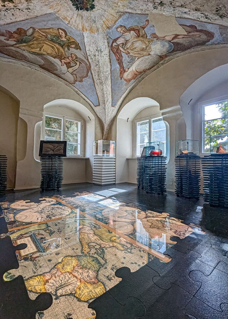 Pavimento a puzzle nel museo Ravensburger a Ravensburg in Germania. Foto sul blog di viaggi "Nerd in Spalla: viaggiatori poco seri"