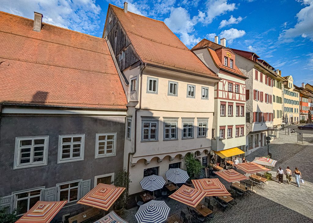 Una via con ombrelloni a Ravensburg in Germania. Foto sul blog di viaggi "Nerd in Spalla: viaggiatori poco seri"