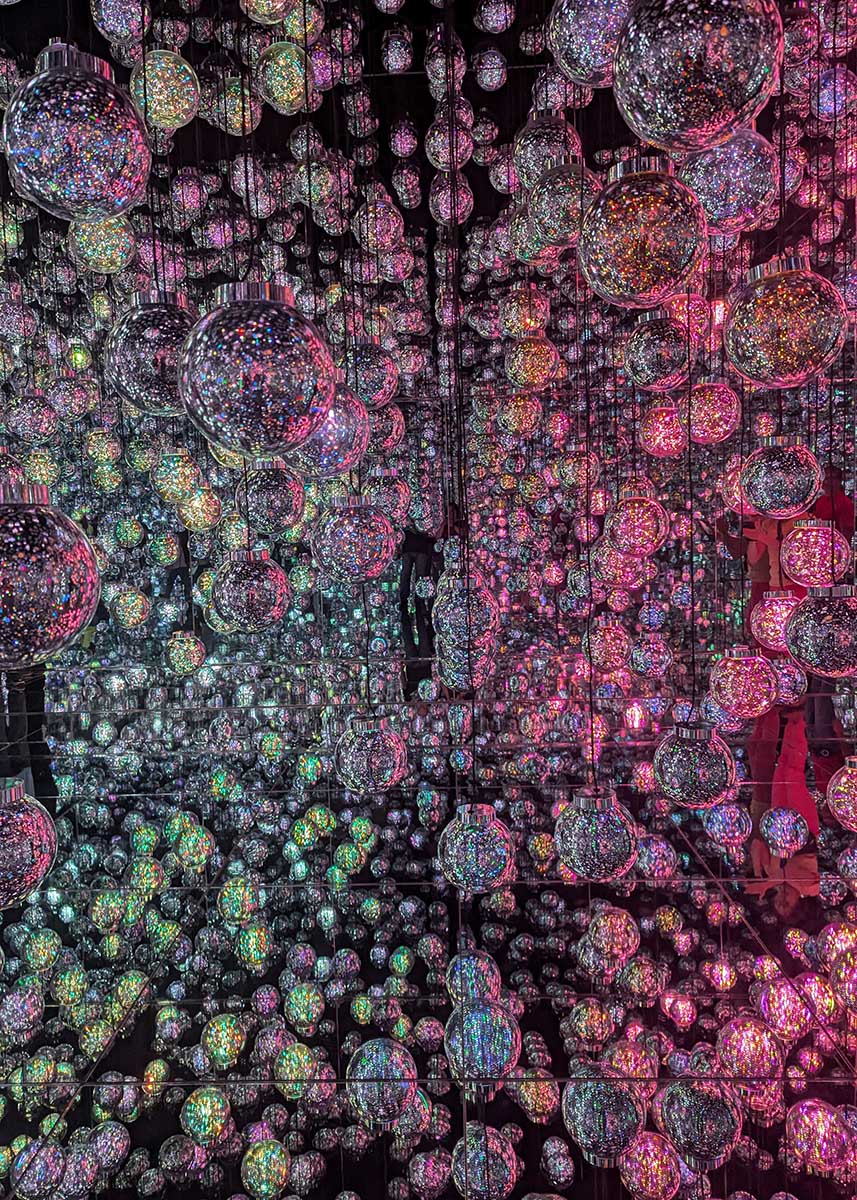 Sfere e specchi al teamLab Borderless a Tokyo. Foto sul blog di viaggi "Nerd in Spalla: viaggiatori poco seri"