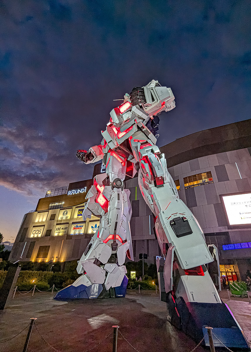 Gundam di sera a Odaiba (Tokyo). Foto sul blog di viaggi "Nerd in Spalla: viaggiatori poco seri"