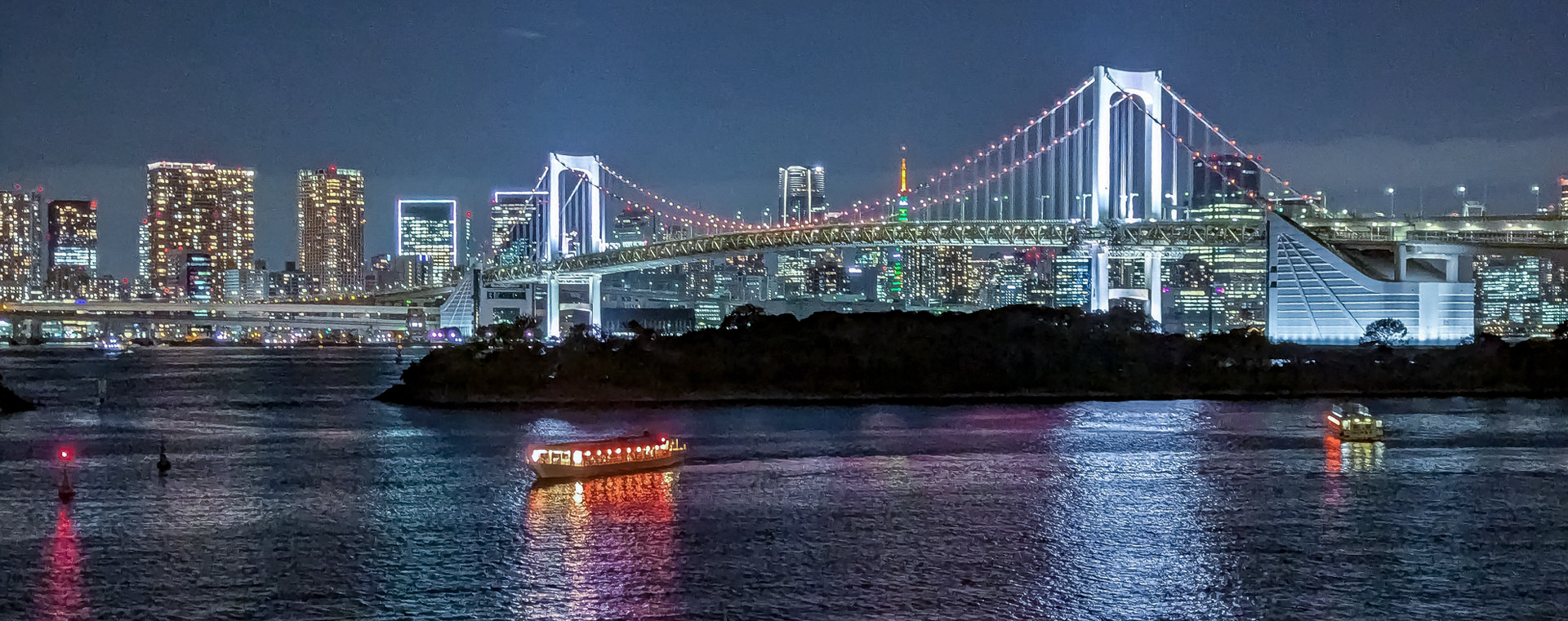 Il Rainbow Bridge sul fiume Sumida di notte a Tokyo. Foto sul blog di viaggi "Nerd in Spalla: viaggiatori poco seri"