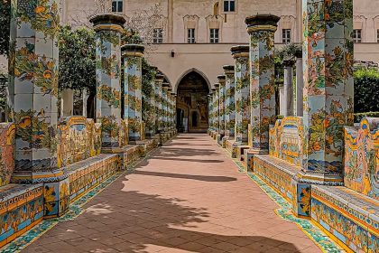 Chiostro maiolicato di Santa Chiara a Napoli. Foto sul blog di viaggi "Nerd in Spalla: viaggiatori poco seri" dedicato alla pop culture.