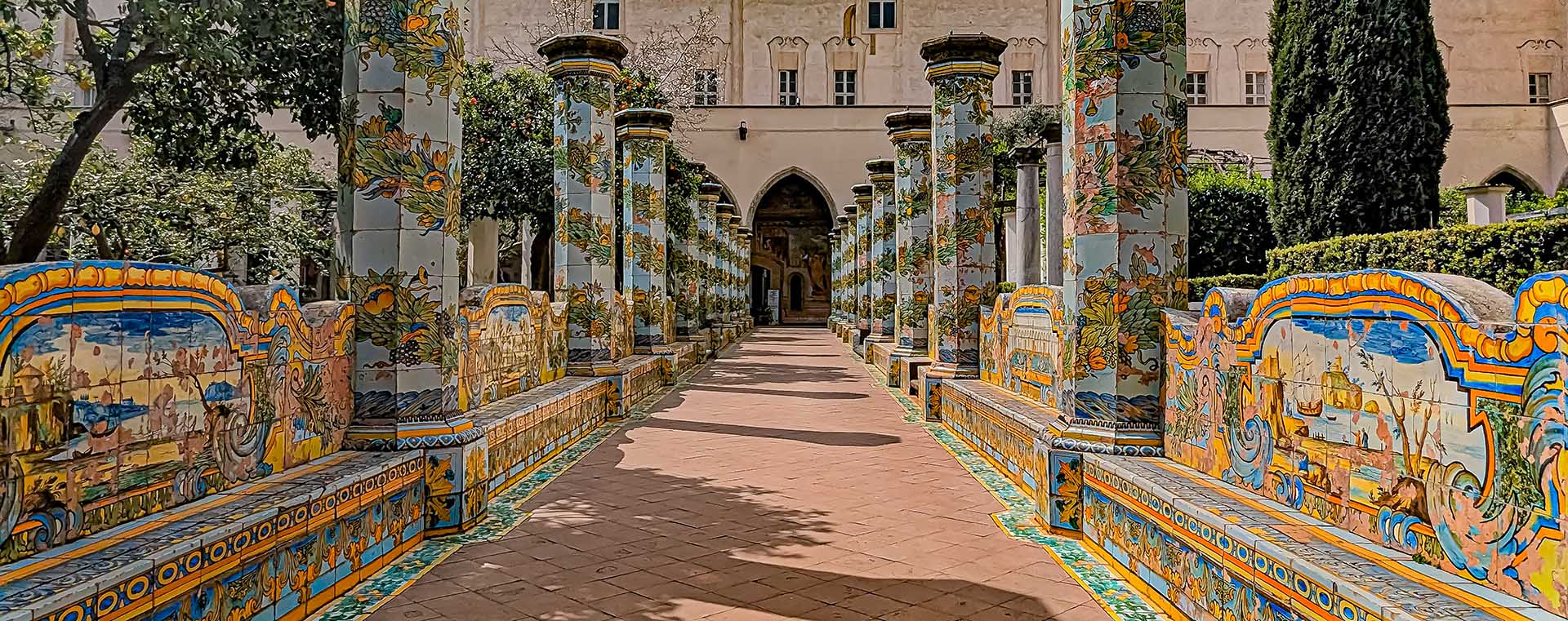 Chiostro maiolicato di Santa Chiara a Napoli. Foto sul blog di viaggi "Nerd in Spalla: viaggiatori poco seri" dedicato alla pop culture.