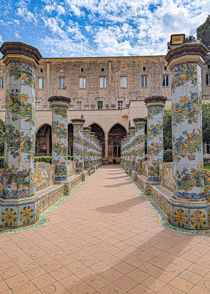 Colonne del Chiostro maiolicato di Santa Chiara a Napoli. Foto sul blog di viaggi "Nerd in Spalla: viaggiatori poco seri" dedicato alla pop culture.