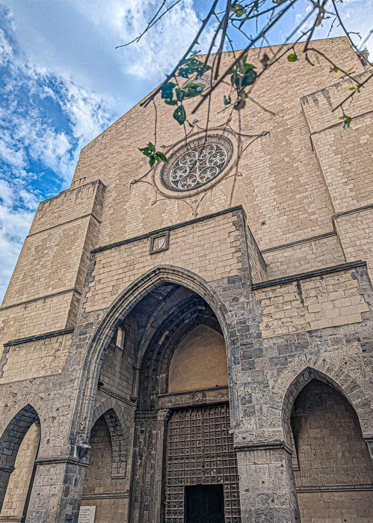 Facciata della Basilica di Santa Chiara a Napoli. Foto sul blog di viaggi "Nerd in Spalla: viaggiatori poco seri" dedicato alla pop culture.