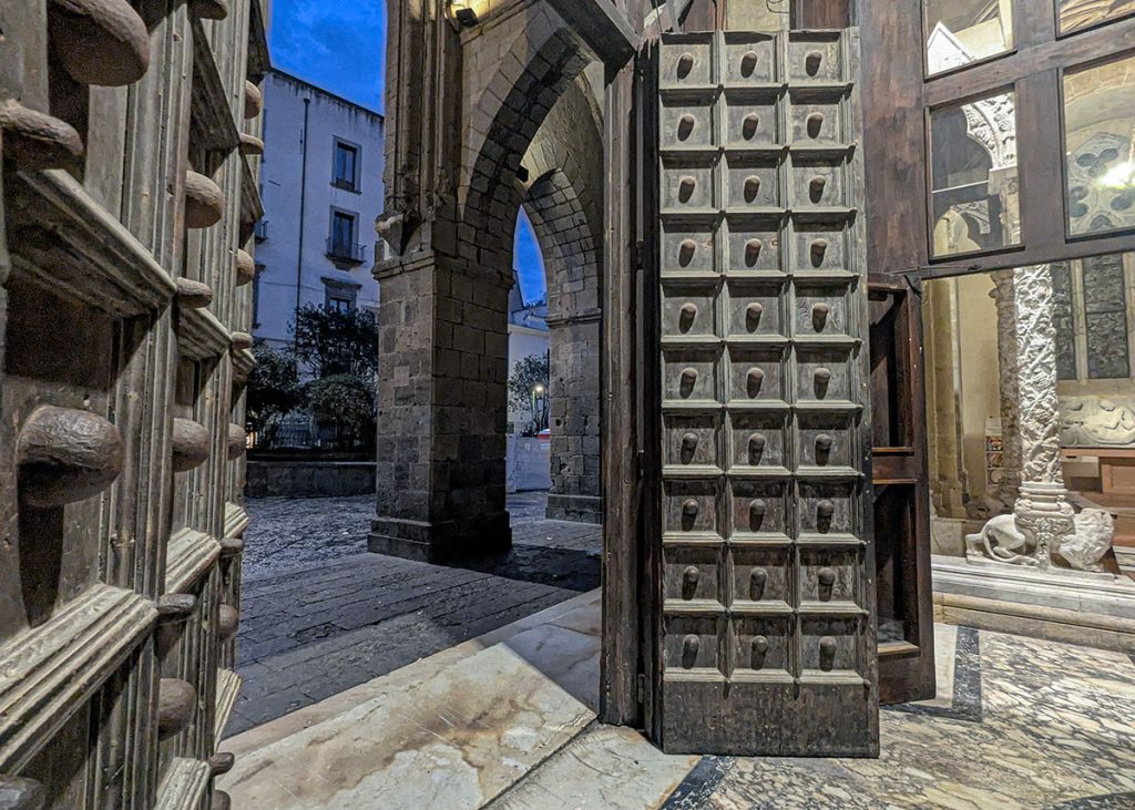 Ingresso alla Basilica di Santa Chiara a Napoli. Foto sul blog di viaggi "Nerd in Spalla: viaggiatori poco seri" dedicato alla pop culture.