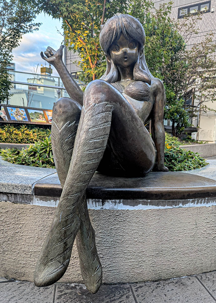 Statua di Lamù dall'anime Uruseyatsura all'Oizumi Anime Gate a Tokyo in Giappone. Foto sul blog di viaggi "Nerd in Spalla: viaggiatori poco seri".