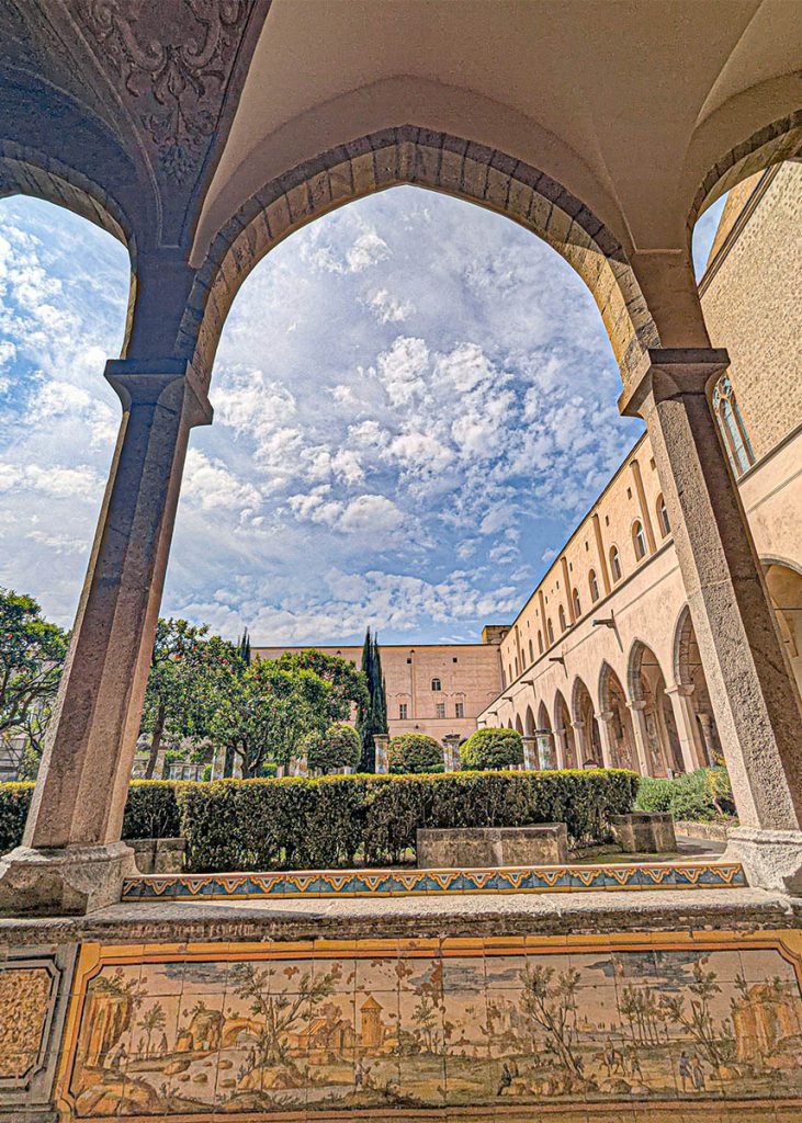 Muri del chiostro maiolicato di Santa Chiara a Napoli. Foto sul blog di viaggi "Nerd in Spalla: viaggiatori poco seri" dedicato alla pop culture.