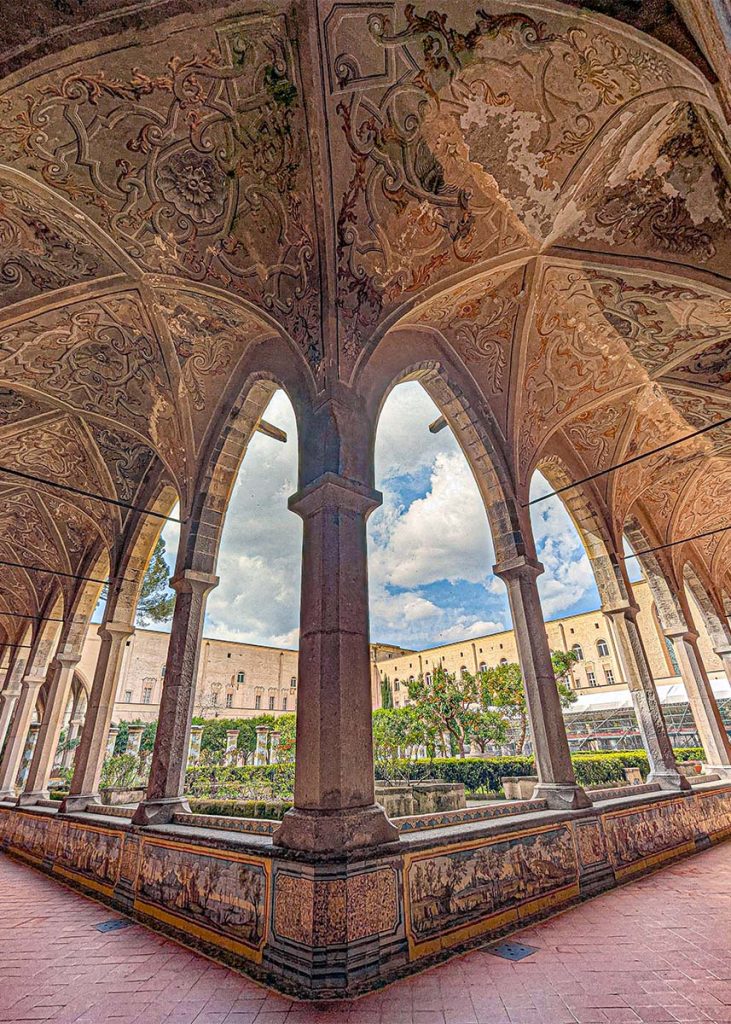 Porticato del chiostro maiolicato di Santa Chiara a Napoli. Foto sul blog di viaggi "Nerd in Spalla: viaggiatori poco seri" dedicato alla pop culture.