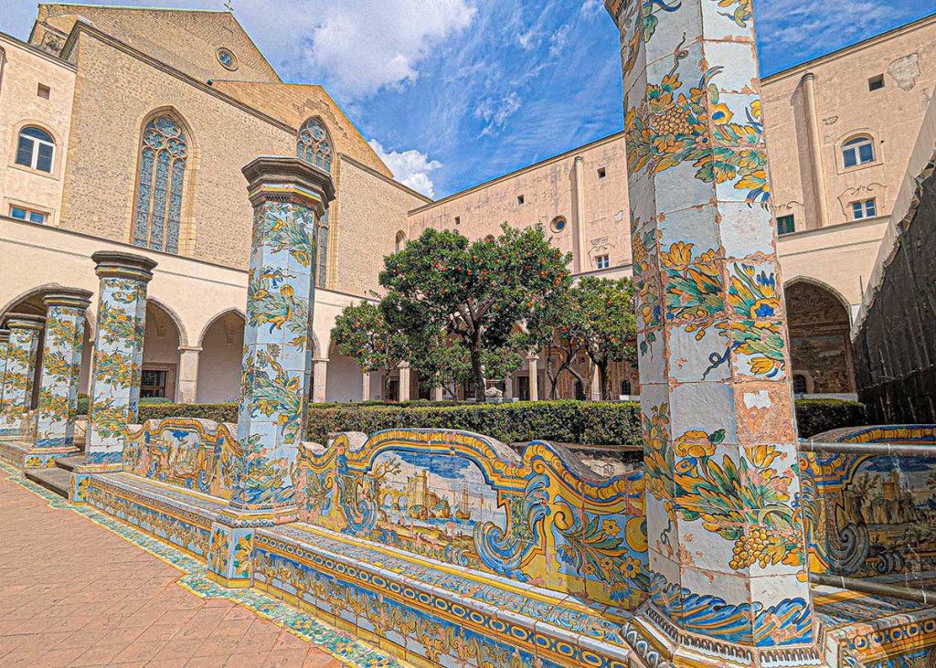 Chiostro maiolicato a Napoli. Foto sul blog di viaggi "Nerd in Spalla: viaggiatori poco seri" dedicato alla pop culture.