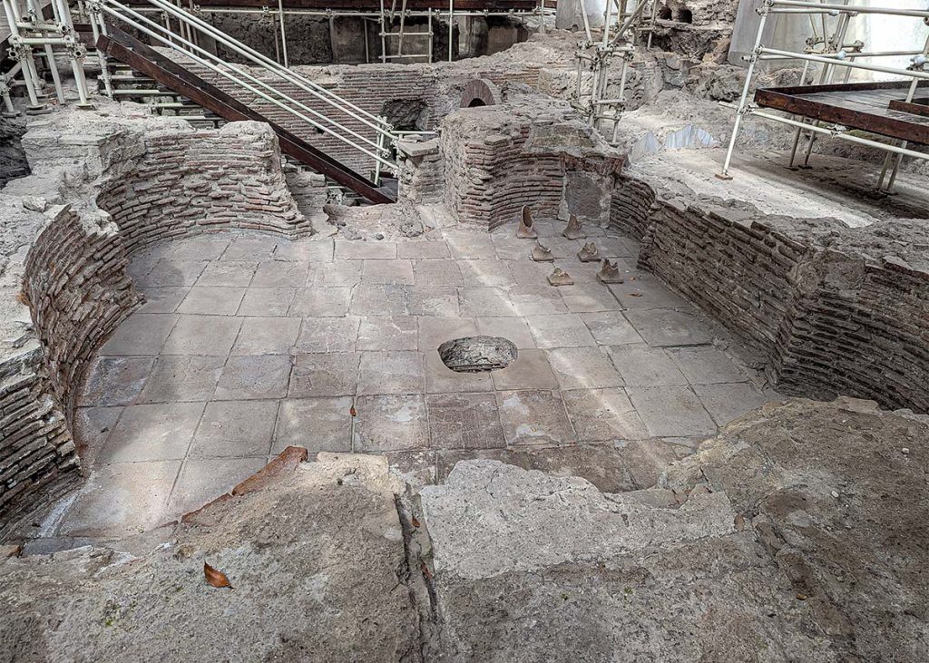 Scavi archeologici che mostrano una vasca romana del primo secolo. Foto sul blog di viaggi "Nerd in Spalla: viaggiatori poco seri" dedicato alla pop culture.