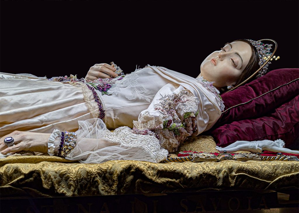 Simulacro di Maria Cristina di Savoia, la reginella Santa, nella Basilica di Santa Chiara a Napoli. Foto sul blog di viaggi "Nerd in Spalla: viaggiatori poco seri" dedicato alla pop culture.