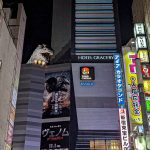 Statua di Godzilla a Kabukicho a Tokyo in Giappone. Foto sul blog di viaggi "Nerd in Spalla: viaggiatori poco seri".
