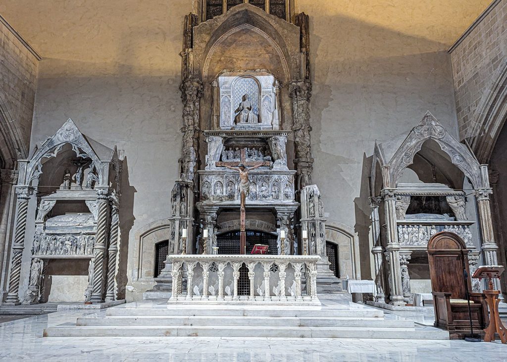 Tombe Angioine nella Basilica di Santa Chiara a Napoli. Foto sul blog di viaggi "Nerd in Spalla: viaggiatori poco seri" dedicato alla pop culture.