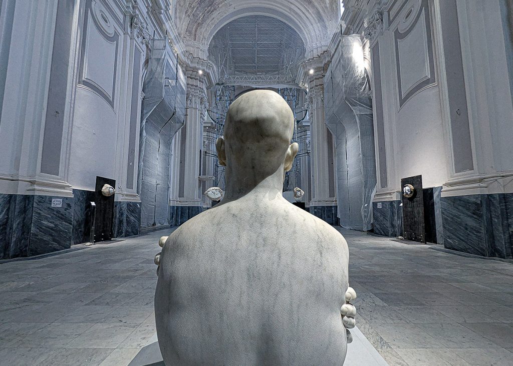 Autoritratto di Jago che osserva il suo Jago Museum nel rione Sanità di Napoli. Foto sul blog di viaggi "Nerd in Spalla: viaggiatori poco seri".