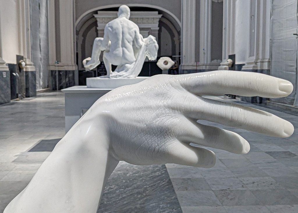 La scultura "ego" raffigura la mano di Jago. Foto sul blog di viaggi "Nerd in Spalla: viaggiatori poco seri".