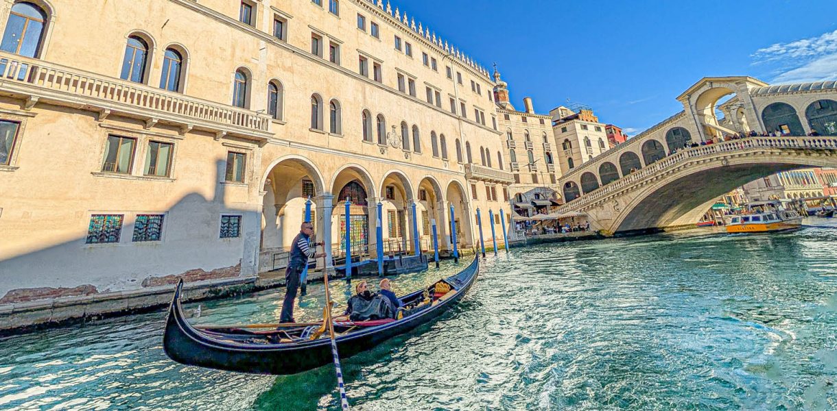 Un gondola e il Ponte di Rialto a Venezia. Foto sul blog di viaggi "Nerd in Spalla: viaggiatori poco seri"