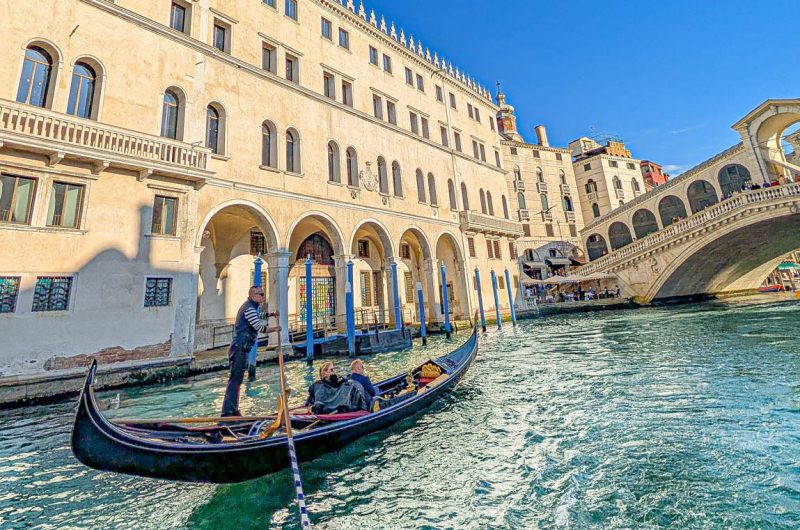 Un gondola e il Ponte di Rialto a Venezia. Foto sul blog di viaggi "Nerd in Spalla: viaggiatori poco seri"