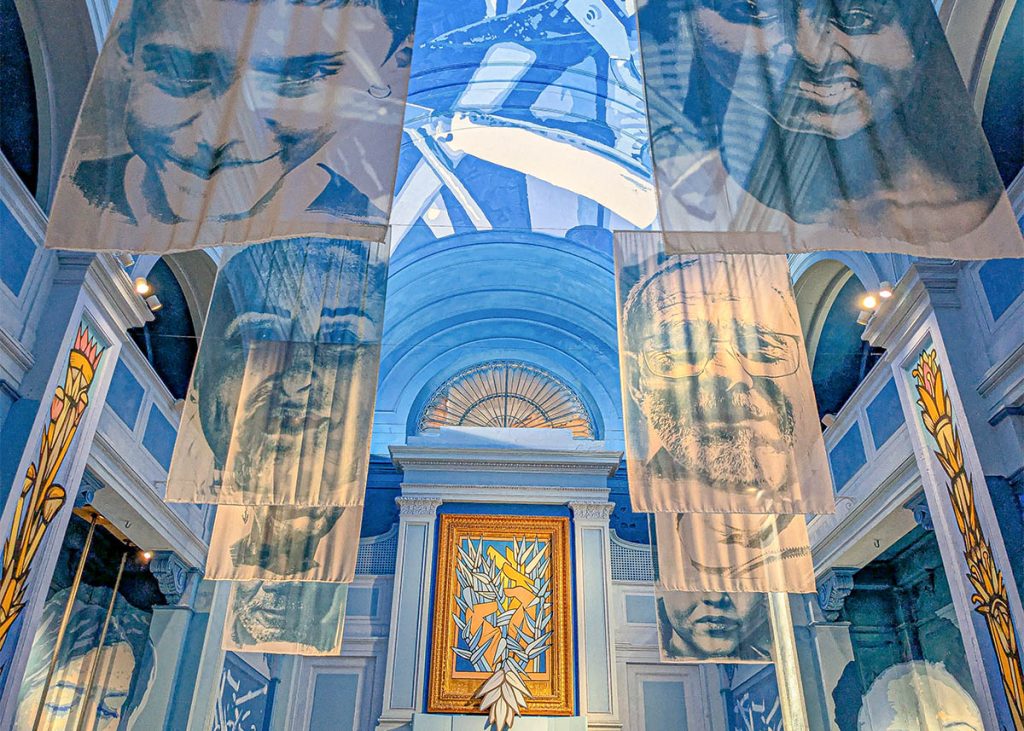 Ritratti fluttuanti a Santa Maria Maddalena ai cristallini a Napoli. Foto sul blog di viaggi "Nerd in Spalla: viaggiatori poco seri".