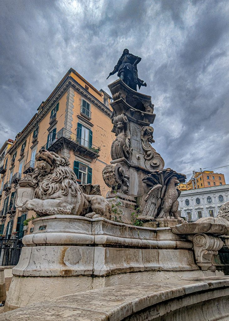Fontana di Carlo II a Monteoliveto a Napoli. Foto sul blog di viaggi "Nerd in Spalla: viaggiatori poco seri".
