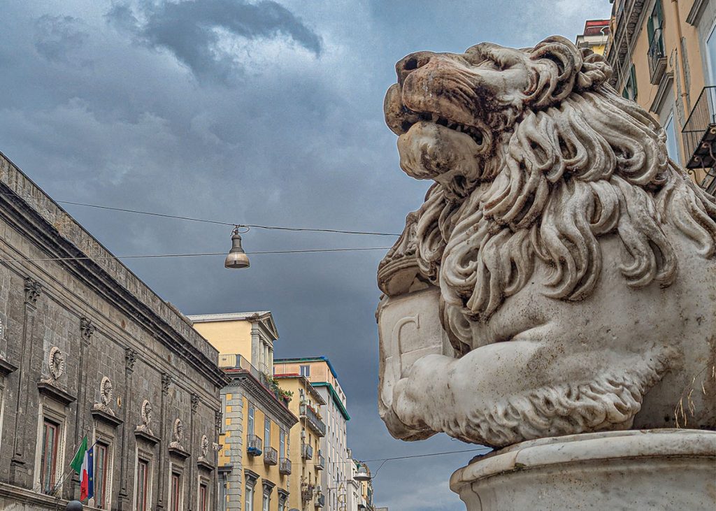 Leone sulla fontana di Carlo II a Monteoliveto a Napoli. Foto sul blog di viaggi "Nerd in Spalla: viaggiatori poco seri".