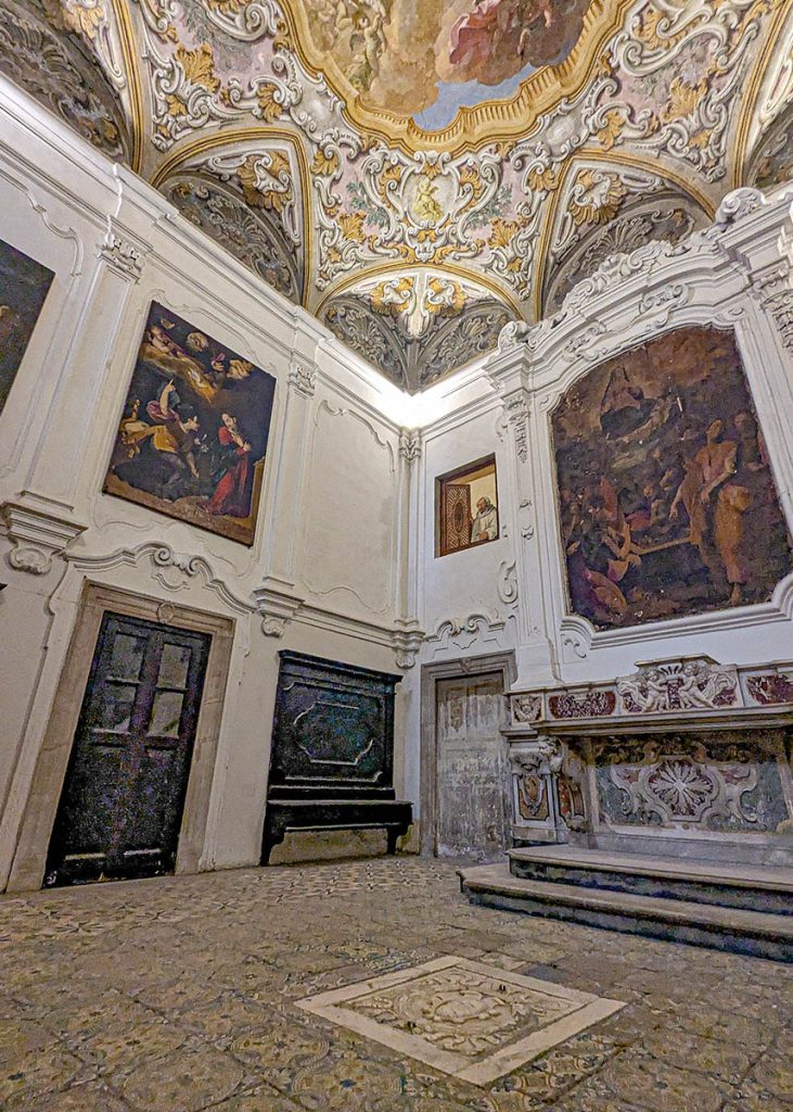 Cappella dell'Assunta con pavimento maiolicato a Sant'Anna dei Lombardi a Napoli. Foto sul blog di viaggi "Nerd in Spalla: viaggiatori poco seri".
