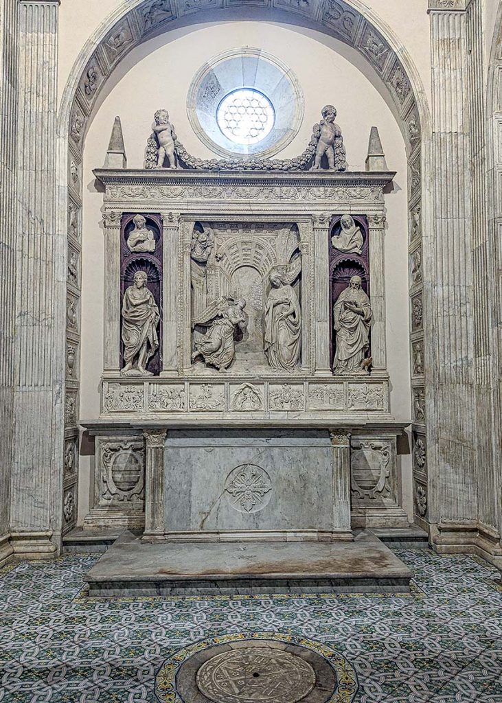 L'Annunciazione di Benedetto da Maiano nella Cappella Correale, sovrastata da un putto attribuito a Michelangelo, a Sant'Anna dei Lombardi a Napoli. Foto sul blog di viaggi "Nerd in Spalla: viaggiatori poco seri".