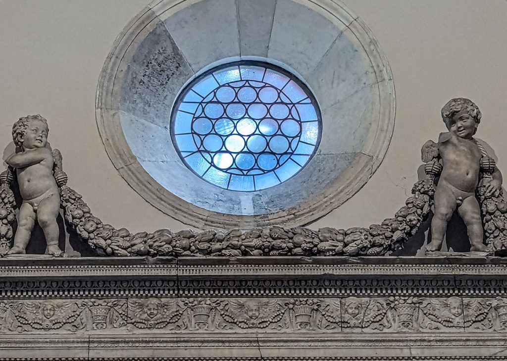 Putto del giovane Michelangelo Buonarroti nella cappella Correale a Sant'Anna dei Lombardi a Napoli. Foto sul blog di viaggi "Nerd in Spalla: viaggiatori poco seri".