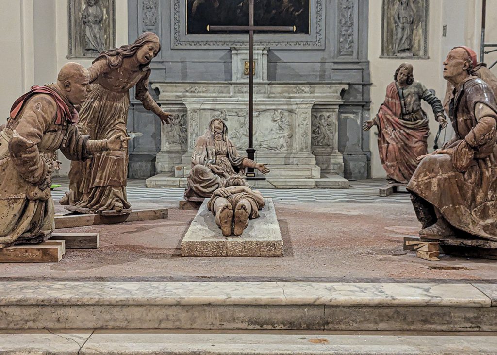 Compianto su cristo morto di Mazzoni a Sant'Anna dei Lombardi a Napoli. Foto sul blog di viaggi "Nerd in Spalla: viaggiatori poco seri".